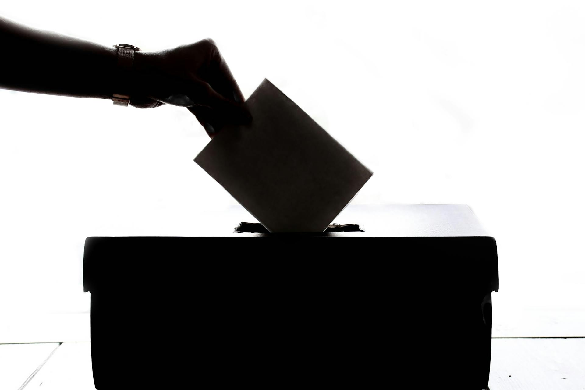 Immagine che raffigura Referendum abrogativi di domenica 8 e lunedì 9 giugno - Elettori residenti all'estero: termini e modalità di esercizio dell'opzione per votare in Italia